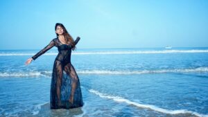 Dollysha Instagram - Ecstasy is when ocean touches the sky… 

6.30 a.m winter beach chills 🥶🏝️ December vibes