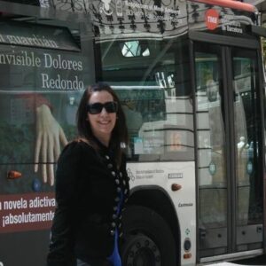 Dolores Redondo Instagram - Entre las primeras fotos, y las últimas hay 11años y 7 novelas de diferencia, pero el efecto Carrie Bradshaw sigue intacto en mí. 
Con motivo de la edición en bolsillo de Esperando al diluvio. 
#barcelonaenmisadentros #sexinthecitygirls
#emocion  #sorpresa
 #vertigo #escritoradetormentas