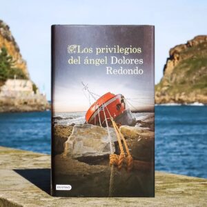 Dolores Redondo Instagram - Dos amigas inseparables. Una pérdida inasumible. Una vida a la deriva. 
La primera novela de Dolores Redondo. En la humilde bahía pesquera de Pasajes, en los años 70, rodeada de muelles de pesca, estibadores, humedad y salazón, se forja una fuerte amistad entre Pakutxa y Celeste, dos niñas de cinco años. 
#losprivilegiosdelangel #amistad #duelo