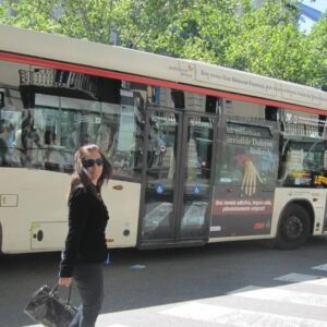 Dolores Redondo Instagram - Entre las primeras fotos, y las últimas hay 11años y 7 novelas de diferencia, pero el efecto Carrie Bradshaw sigue intacto en mí. 
Con motivo de la edición en bolsillo de Esperando al diluvio. 
#barcelonaenmisadentros #sexinthecitygirls
#emocion  #sorpresa
 #vertigo #escritoradetormentas