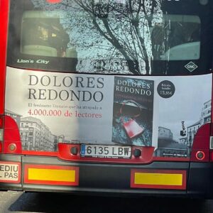 Dolores Redondo Instagram - Entre las primeras fotos, y las últimas hay 11años y 7 novelas de diferencia, pero el efecto Carrie Bradshaw sigue intacto en mí. 
Con motivo de la edición en bolsillo de Esperando al diluvio. 
#barcelonaenmisadentros #sexinthecitygirls
#emocion  #sorpresa
 #vertigo #escritoradetormentas