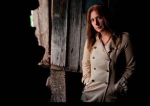 Dolores Redondo Instagram - Las historias que escribo se hallan en lugares oscuros y olvidados para muchos, y están custodiadas por celosos guardianes que se debaten entre mostrármelas, o dejarlas morir. D.R