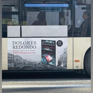 Dolores Redondo Instagram - Entre las primeras fotos, y las últimas hay 11años y 7 novelas de diferencia, pero el efecto Carrie Bradshaw sigue intacto en mí. 
Con motivo de la edición en bolsillo de Esperando al diluvio. 
#barcelonaenmisadentros #sexinthecitygirls
#emocion  #sorpresa
 #vertigo #escritoradetormentas