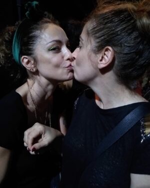 Dolores Fonzi Instagram - Un año de éste amor!! @actrices.argentinas 
Hace un año nacía ésta colectiva! Algunos no quieren que existamos. Nos amenazan, nos culpabilizan, nos critican, nos envidian. Lo cierto es que somos muchas, sosteniéndonos juntas y cada vez más unidas. Por muchos años más de esto que ya es imparable! 💜💜💜💜
Gracias @espaciosimona por festejarnos!
