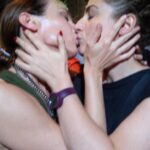 Dolores Fonzi Instagram - Un año de éste amor!! @actrices.argentinas Hace un año nacía ésta colectiva! Algunos no quieren que existamos. Nos amenazan, nos culpabilizan, nos critican, nos envidian. Lo cierto es que somos muchas, sosteniéndonos juntas y cada vez más unidas. Por muchos años más de esto que ya es imparable! 💜💜💜💜 Gracias @espaciosimona por festejarnos!