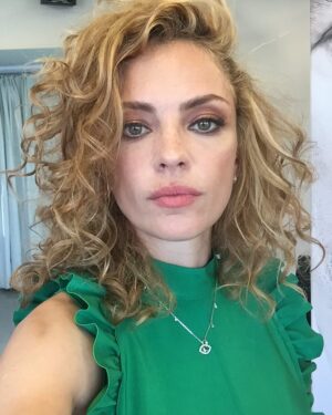 Dolores Fonzi Instagram - La misma sangre. @patagonikfilms 👗 @jazminchebar 
MU y Pelo: @maiarohrer @glamitapp 
ST: @ashmateu 
Asist: @merydipace 
Press: @raquelflotta @agenciaraquelflotta 
@bokenbuenosaires
@swarovski
Siempre con @arturo.villanueva1 💚
