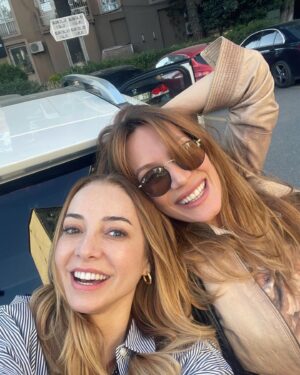 Dolunay Soysert Instagram - Sıfır promilli bahar delirmeleri 🪷🪻🌸🐇#özetgir #Şoförnebahatinmaceraları #dipboyası #otoparklarfotoğrafstüdyosumu #beraberyürüdükbizbuyollarda #vedahaniceleri