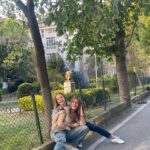 Dolunay Soysert Instagram - Sıfır promilli bahar delirmeleri 🪷🪻🌸🐇#özetgir #Şoförnebahatinmaceraları #dipboyası #otoparklarfotoğrafstüdyosumu #beraberyürüdükbizbuyollarda #vedahaniceleri