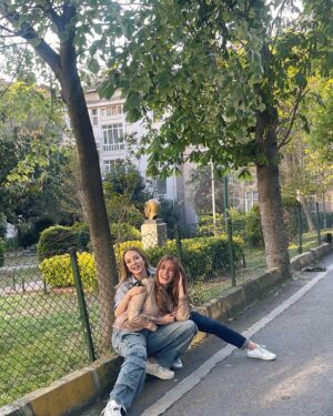 Dolunay Soysert Instagram - Sıfır promilli bahar delirmeleri 🪷🪻🌸🐇#özetgir #Şoförnebahatinmaceraları #dipboyası #otoparklarfotoğrafstüdyosumu #beraberyürüdükbizbuyollarda #vedahaniceleri