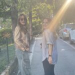 Dolunay Soysert Instagram - Sıfır promilli bahar delirmeleri 🪷🪻🌸🐇#özetgir #Şoförnebahatinmaceraları #dipboyası #otoparklarfotoğrafstüdyosumu #beraberyürüdükbizbuyollarda #vedahaniceleri