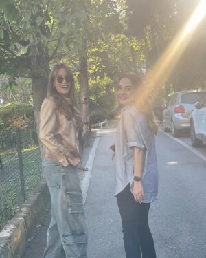 Dolunay Soysert Instagram - Sıfır promilli bahar delirmeleri 🪷🪻🌸🐇#özetgir #Şoförnebahatinmaceraları #dipboyası #otoparklarfotoğrafstüdyosumu #beraberyürüdükbizbuyollarda #vedahaniceleri