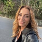 Dolunay Soysert Instagram - Bir bahar akşamı rastladım size Sevinçli bir telaş içindeydiniz… #düşmeyencemrekaldımı #bizimoralarda #kafamdakişarkılar