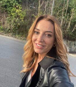 Dolunay Soysert Instagram - Bir bahar akşamı rastladım size Sevinçli bir telaş içindeydiniz… #düşmeyencemrekaldımı #bizimoralarda #kafamdakişarkılar