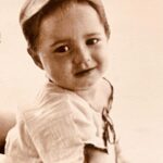 Dolunay Soysert Instagram - Yıllara teşekkür; Ne güzel ki çok sevdim ve çok sevildim bu hayatta,gülerek uyandım çoğu sabah yatağımda.Anamla babamın CivCiv’i,iki erkek kardeşimin belalısı,yeğenimin deli halasıyım.Dostlarım şansımdır.Evcilik oyunundan kopamadığımdan oyuncu oldum ve hep çok sevdim işimi. Doyamadığım kitaplarım,sayısız çocuğum,iki köpek yavrum,asla sonu gelmeyen ezberim,hep yetişmem gereken randevularım,ileri derece gözlüklerim var.Çiçeklere,yaprak sarmasına,gülmeye bir de bebek kokusuna bayılırım.Yapmak istediklerim hiç bitmez,hayallerime renk yetmez .Hayatların pamuk ipliğine bağlı olduğu şu topraklarda bunca zaman yaşıyor oluşuma şükreder dururum.Tıpkı fotoğraftaki gibi hâlâ şaşırarak bakarım Dünya’nın büyüklüğüne ve kendi küçüklüğüme.1.5 yaşımda ya var ya yokum burda. “Doğduğunda 1 yaşında mıydın?”tartışmalarından uzak bir noktadayım daha ama yaşamak adına aynı bitmeyen heyecana sahibim hâlâ.Sadece daha bilinçli bir yerden tanıyorum artık bu hissi ve sarılıyorum her anına.İyi ki geldik bu güzel yaşa:) Yağmur yağıyor şu anda İstanbul’da, kabul olurmuş doğum günü çocuğunun duası; Kirlenmiş her halleri yıkansın yağmur sularıyla insanların,yollardaki ızgaralardan toplaşıp aksın kanalizasyonlara…Güneş parladığında sadece baharı görelim artık ama sadece baharı 🪻🪷🌺🌻