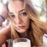 Dolunay Soysert Instagram - “Dün içtiğinin aynısını iç ayılırsın” dediler,deniyorum 🦭