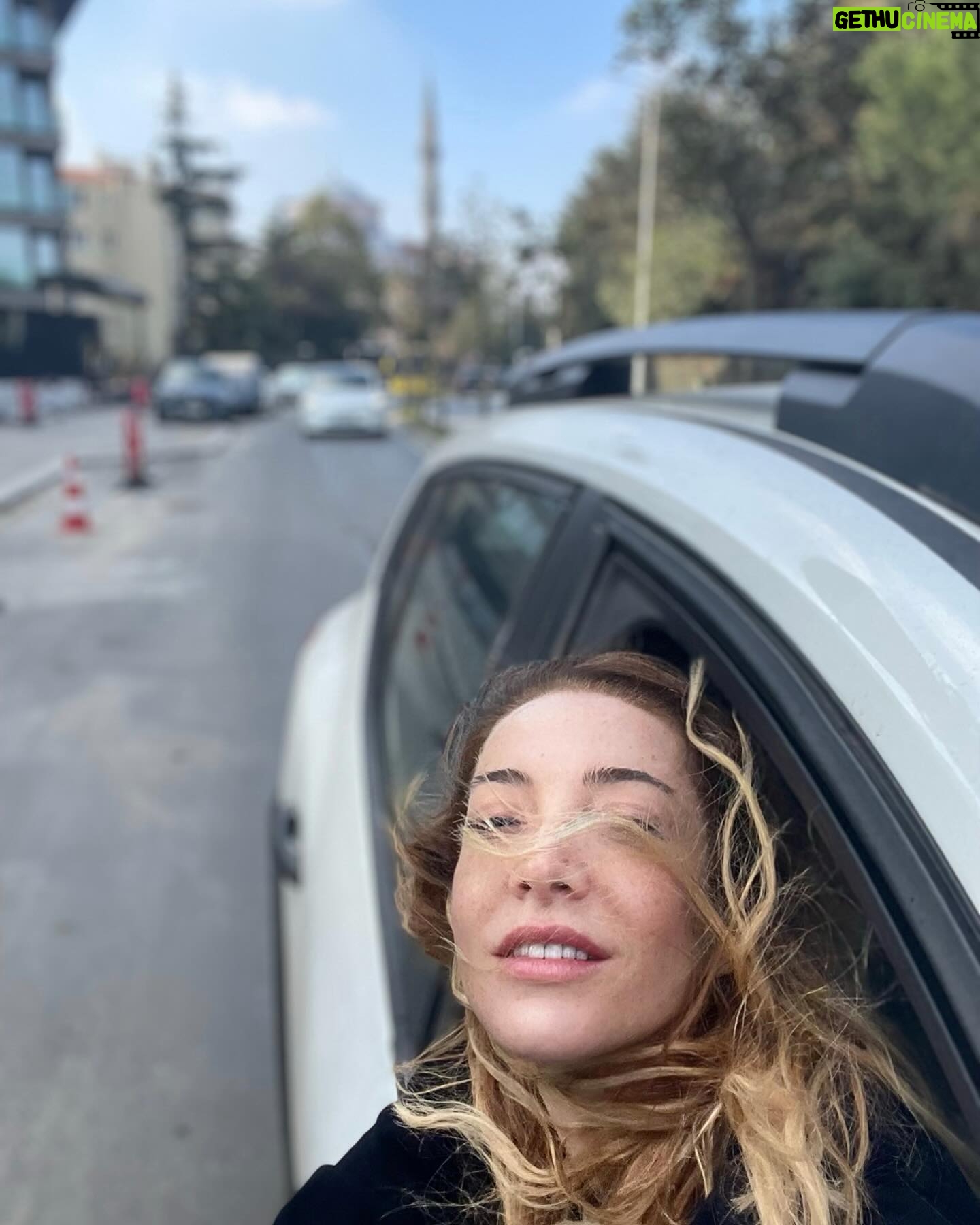 Dolunay Soysert Instagram - Ekim’i bende bir özetleyeyim #gelmeyenkış #barajlarboş#kasımdanbeklentileryüksek #hayırlısı #kapakresmiseçmekzor