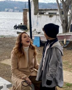 Dolunay Soysert Instagram - Seni de hep güldürsünler Çocuk❤️Bugün gelip sihirini bana geçirdin, baktığım yeri değiştirdin🙏🍭 #sethalleri #yabanidizi #martkapısı