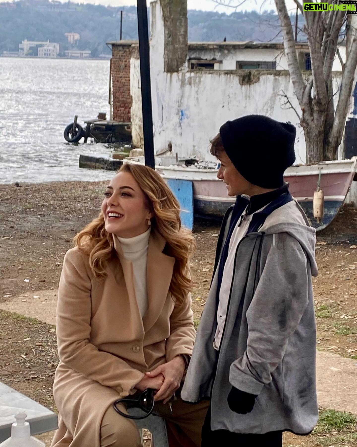Dolunay Soysert Instagram - Seni de hep güldürsünler Çocuk❤️Bugün gelip sihirini bana geçirdin, baktığım yeri değiştirdin🙏🍭 #sethalleri #yabanidizi #martkapısı