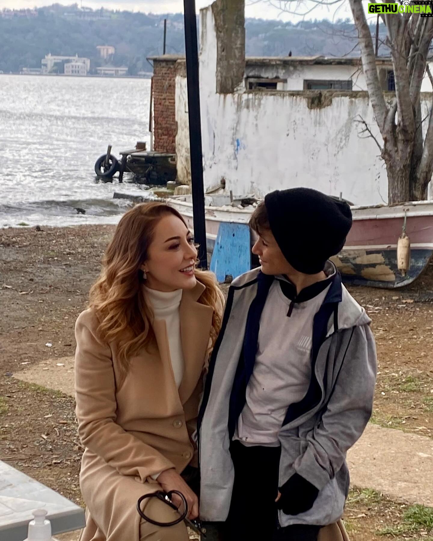 Dolunay Soysert Instagram - Seni de hep güldürsünler Çocuk❤️Bugün gelip sihirini bana geçirdin, baktığım yeri değiştirdin🙏🍭 #sethalleri #yabanidizi #martkapısı