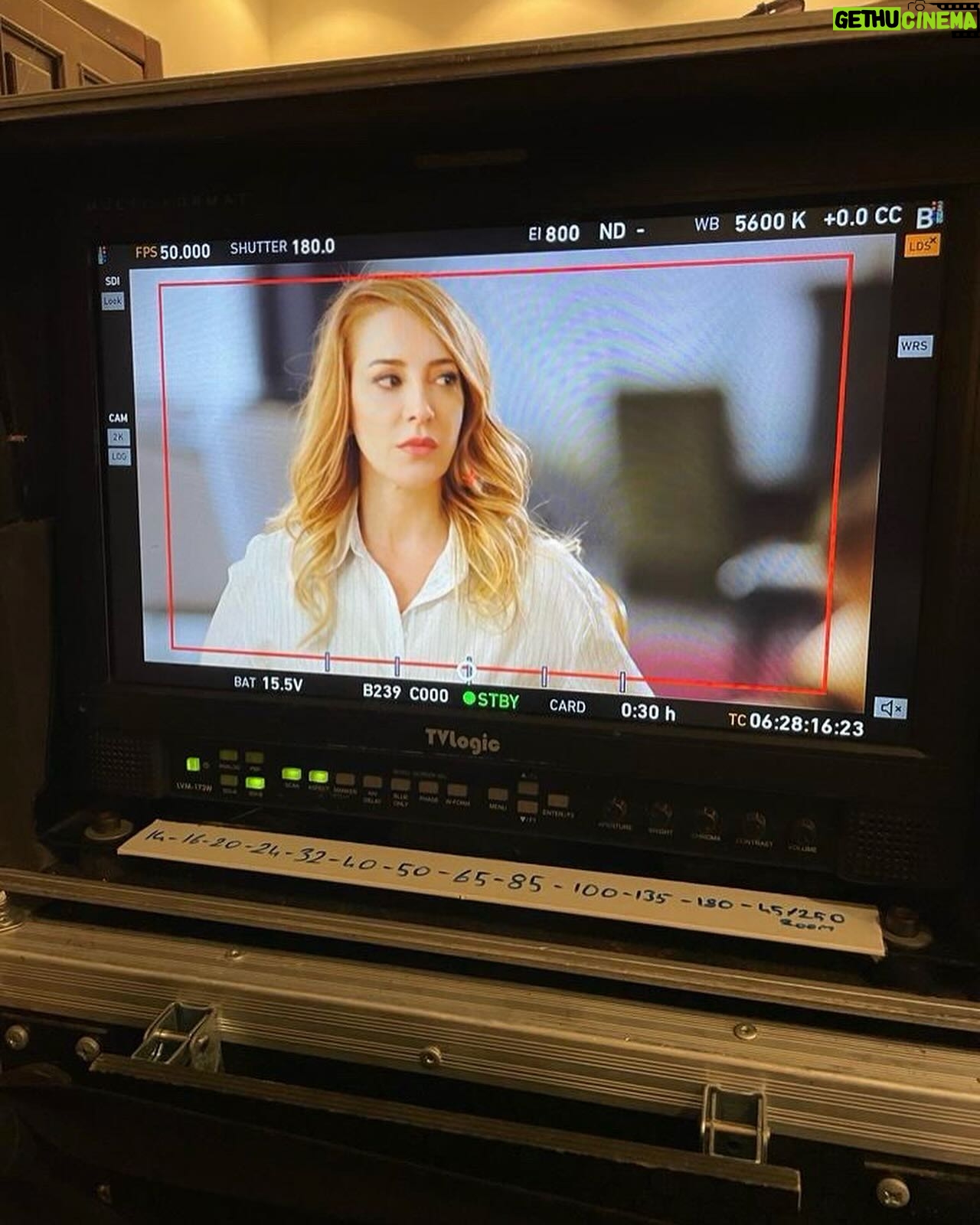 Dolunay Soysert Instagram - Ekim’i bende bir özetleyeyim #gelmeyenkış #barajlarboş#kasımdanbeklentileryüksek #hayırlısı #kapakresmiseçmekzor
