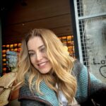 Dolunay Soysert Instagram – Bugün 1 Mart,bana çok, size bir şey demeyebilir…olsun buraya kaydımı düşeyim de ben:) Hafta sonuna girerken kafamda çalan şarkı için bir ❤️ @niltakipte ‘ye,bir ❤️tüm şarkılarıma eşlik eden @gurbuznilufer ’e,bir ❤️@nnerminyildirim ‘ın çok sevdiğim son öykü kitabını sahneye taşıyan @centem ‘e ,yöneten @hakanemreunal ‘a ve harika oyuncularına gitsin benden. Devam edeceksin kaldığın yerden
Dün olanları bilenler sana inanamamalı
“Dün o bur’da değil miydi?” demeliler
“O dünden gelmiyo’ mu?”
Ben dünden gelmiyorum
Ben dünden gelmiyorum
Ben dünden gelmiyorum
Demelisin