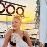 Dolunay Soysert Instagram - Pozculuk, hikayede kalmasıncılık, dumpcılık, sıkıcılık tatilde ne varsa koydum gitti.👯‍♀️🐕‍🦺🐩🐕‍🦺 🧘‍♀️🥂🍾🛟🚤🌞🌊🐬olayı emojiylede betimlediğime göre postu kapatabilirim.iyi tatiller🏖️