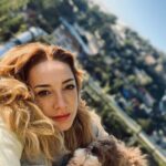 Dolunay Soysert Instagram - Yaşamaya doyamadığın yazın, seni “tekrar geleceğim” diye kandırması gibi bu havalar.Tekinsiz,yalan ama aklını alan.Birisi alkışa dayanamayan yaz “bis” yapıyor yazmıştı bir yerlerde:) kim bilir nerde okudum…düşünmüşte olabilirim😵‍💫