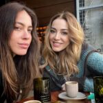 Dolunay Soysert Instagram – Bugün 1 Mart,bana çok, size bir şey demeyebilir…olsun buraya kaydımı düşeyim de ben:) Hafta sonuna girerken kafamda çalan şarkı için bir ❤️ @niltakipte ‘ye,bir ❤️tüm şarkılarıma eşlik eden @gurbuznilufer ’e,bir ❤️@nnerminyildirim ‘ın çok sevdiğim son öykü kitabını sahneye taşıyan @centem ‘e ,yöneten @hakanemreunal ‘a ve harika oyuncularına gitsin benden. Devam edeceksin kaldığın yerden
Dün olanları bilenler sana inanamamalı
“Dün o bur’da değil miydi?” demeliler
“O dünden gelmiyo’ mu?”
Ben dünden gelmiyorum
Ben dünden gelmiyorum
Ben dünden gelmiyorum
Demelisin