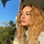 Dolunay Soysert Instagram - Yaşamaya doyamadığın yazın, seni “tekrar geleceğim” diye kandırması gibi bu havalar.Tekinsiz,yalan ama aklını alan.Birisi alkışa dayanamayan yaz “bis” yapıyor yazmıştı bir yerlerde:) kim bilir nerde okudum…düşünmüşte olabilirim😵‍💫