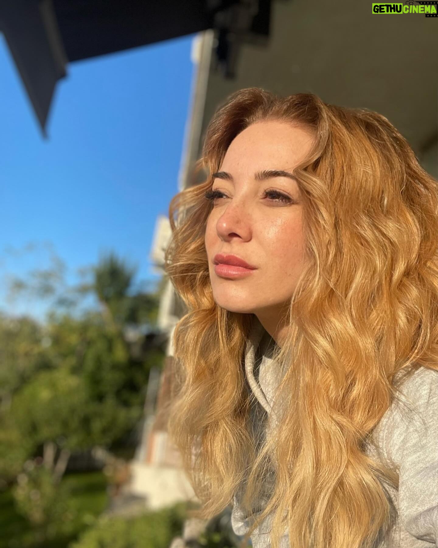 Dolunay Soysert Instagram - Yaşamaya doyamadığın yazın, seni “tekrar geleceğim” diye kandırması gibi bu havalar.Tekinsiz,yalan ama aklını alan.Birisi alkışa dayanamayan yaz “bis” yapıyor yazmıştı bir yerlerde:) kim bilir nerde okudum…düşünmüşte olabilirim😵💫