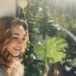 Dolunay Soysert Instagram - Yaşamaya doyamadığın yazın, seni “tekrar geleceğim” diye kandırması gibi bu havalar.Tekinsiz,yalan ama aklını alan.Birisi alkışa dayanamayan yaz “bis” yapıyor yazmıştı bir yerlerde:) kim bilir nerde okudum…düşünmüşte olabilirim😵‍💫