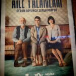Dolunay Soysert Instagram – Bugün 1 Mart,bana çok, size bir şey demeyebilir…olsun buraya kaydımı düşeyim de ben:) Hafta sonuna girerken kafamda çalan şarkı için bir ❤️ @niltakipte ‘ye,bir ❤️tüm şarkılarıma eşlik eden @gurbuznilufer ’e,bir ❤️@nnerminyildirim ‘ın çok sevdiğim son öykü kitabını sahneye taşıyan @centem ‘e ,yöneten @hakanemreunal ‘a ve harika oyuncularına gitsin benden.  Devam edeceksin kaldığın yerden
Dün olanları bilenler sana inanamamalı
“Dün o bur’da değil miydi?” demeliler
“O dünden gelmiyo’ mu?”
Ben dünden gelmiyorum
Ben dünden gelmiyorum
Ben dünden gelmiyorum
Demelisin