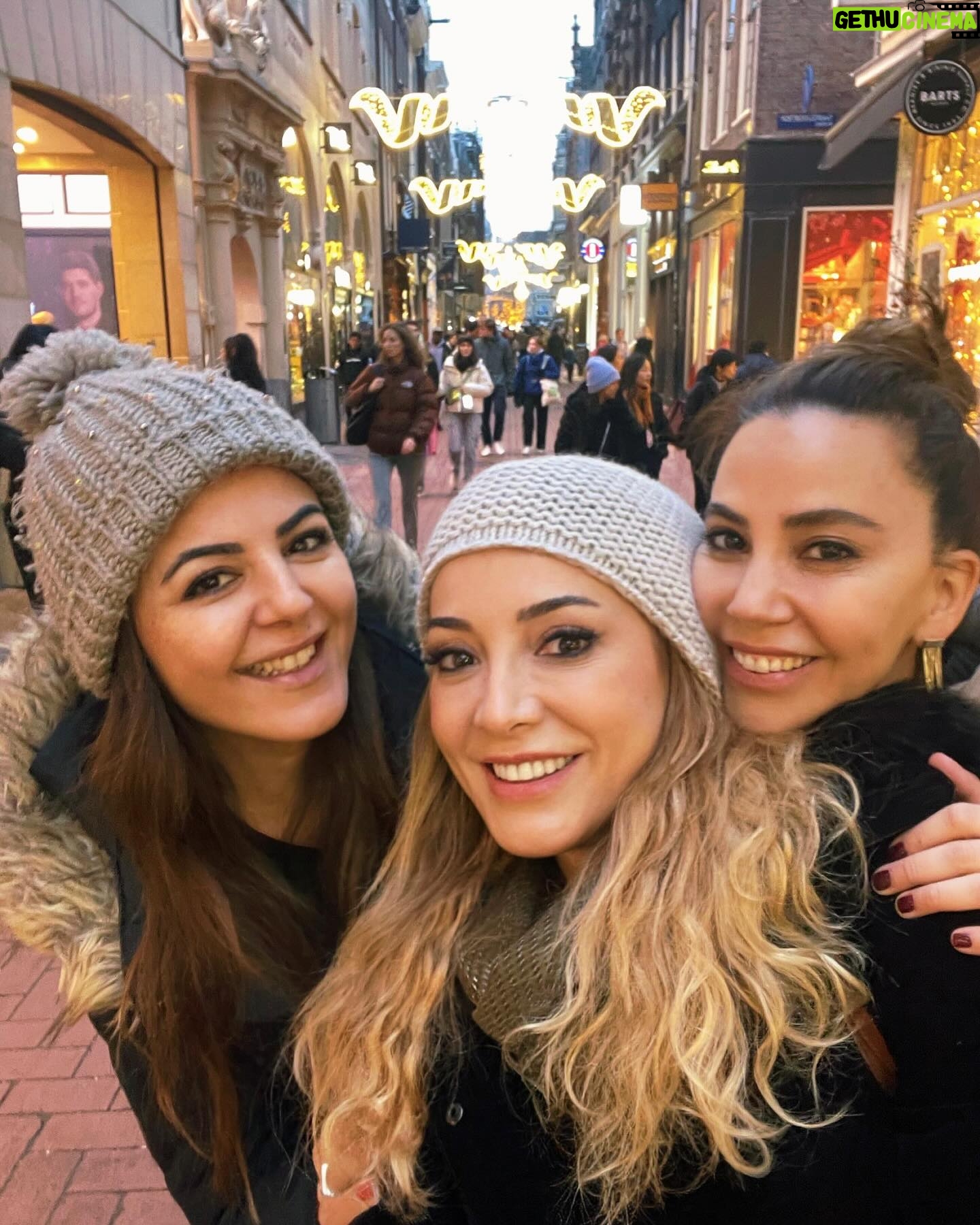 Dolunay Soysert Instagram - 2024 ön karşılaması🎄8. Foto; 11.11 diliyorum🍀