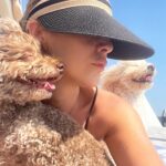 Dolunay Soysert Instagram - Pozculuk, hikayede kalmasıncılık, dumpcılık, sıkıcılık tatilde ne varsa koydum gitti.👯‍♀️🐕‍🦺🐩🐕‍🦺 🧘‍♀️🥂🍾🛟🚤🌞🌊🐬olayı emojiylede betimlediğime göre postu kapatabilirim.iyi tatiller🏖️