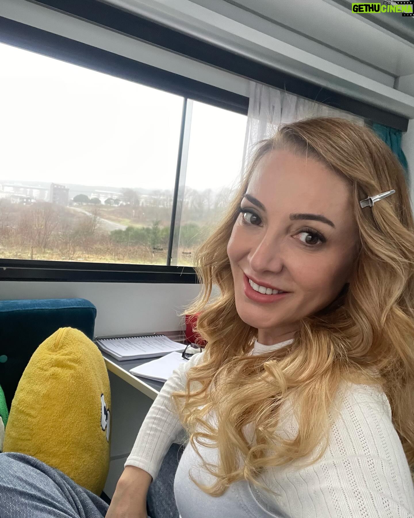 Dolunay Soysert Instagram - Son iki haftadan karmakarışık bir toplama oldu. Aman olsun artık ne yapalım, bu da böyle kafası karışık ama bol tebessümlüsünden olsun