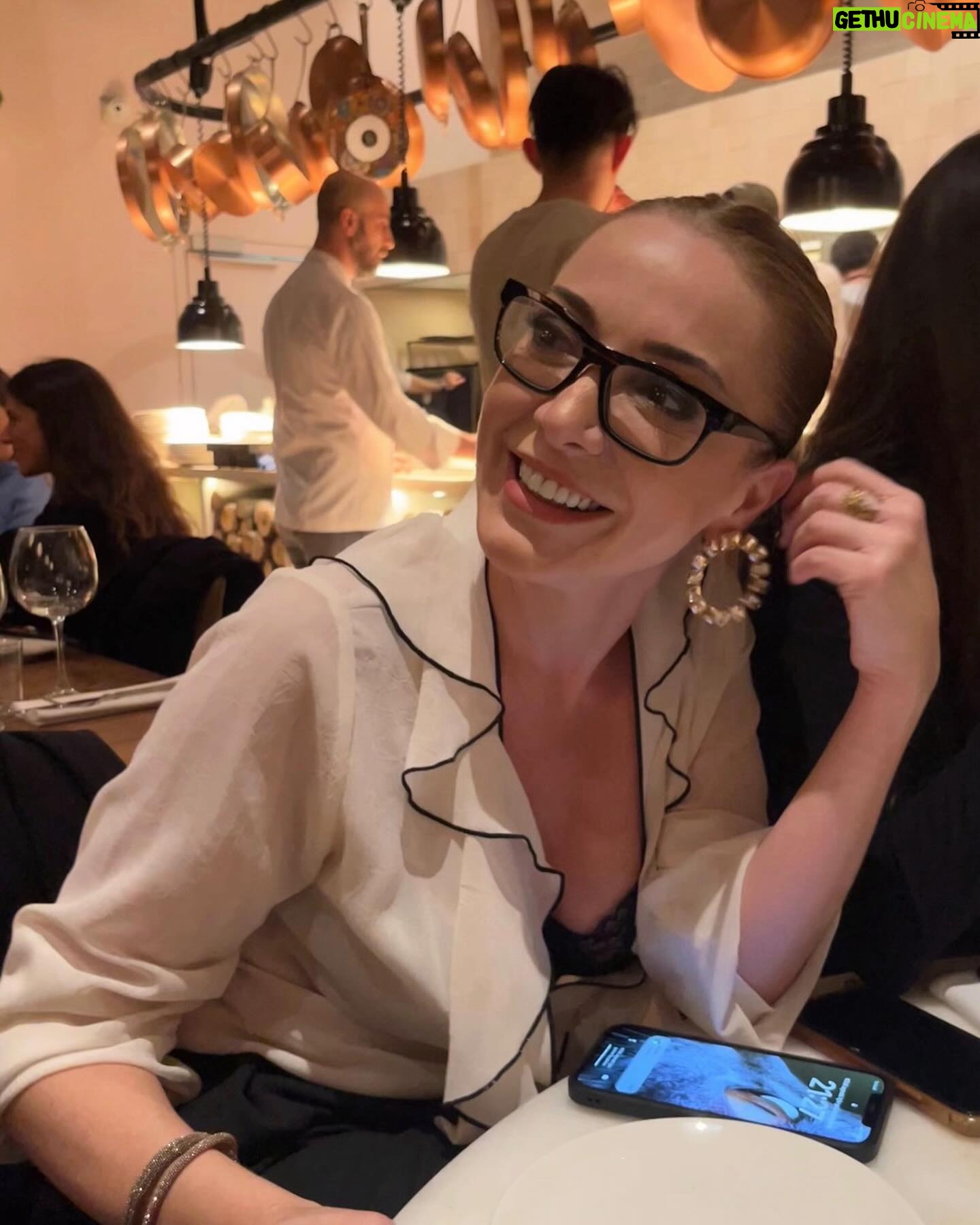Dolunay Soysert Instagram - Son iki haftadan karmakarışık bir toplama oldu. Aman olsun artık ne yapalım, bu da böyle kafası karışık ama bol tebessümlüsünden olsun