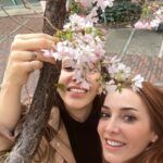 Dolunay Soysert Instagram - “Ben biraz ertesi gün gibiyim,eksiğim,unutkanım,öyleyim…” E.C …ama hep çiçekliyim🌸 #edipcansever #baharkerimoğlu 👩‍❤️‍👩