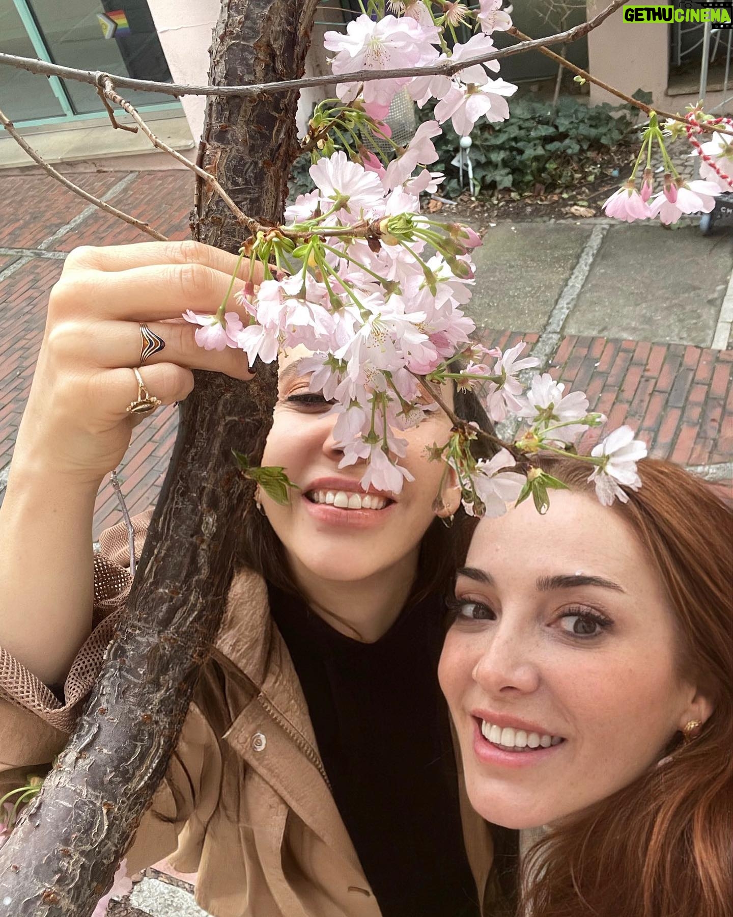 Dolunay Soysert Instagram - “Ben biraz ertesi gün gibiyim,eksiğim,unutkanım,öyleyim…” E.C …ama hep çiçekliyim🌸 #edipcansever #baharkerimoğlu 👩❤️👩