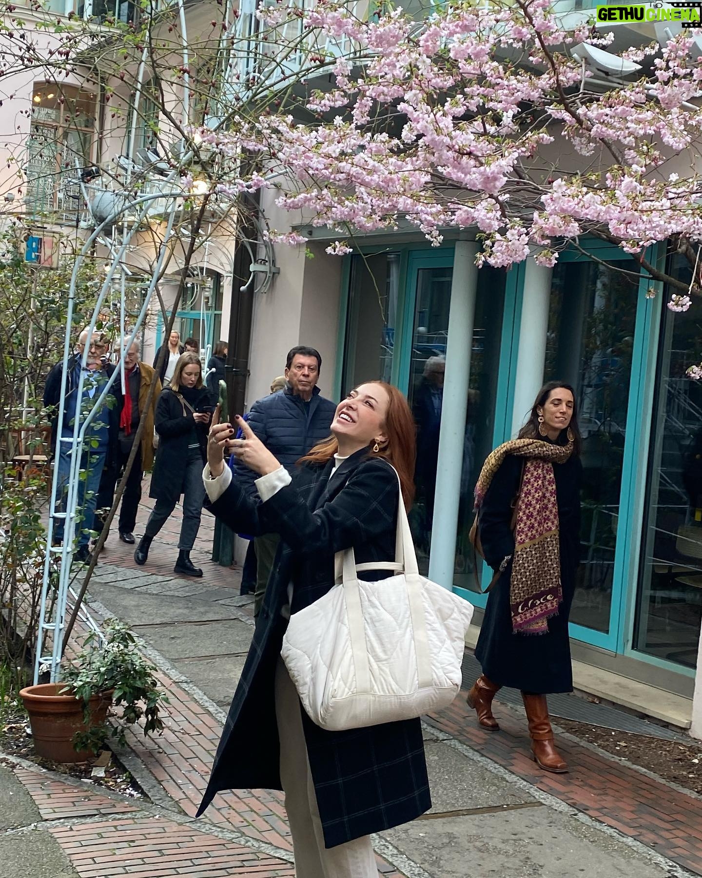 Dolunay Soysert Instagram - “Ben biraz ertesi gün gibiyim,eksiğim,unutkanım,öyleyim…” E.C …ama hep çiçekliyim🌸 #edipcansever #baharkerimoğlu 👩❤️👩