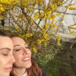 Dolunay Soysert Instagram - “Ben biraz ertesi gün gibiyim,eksiğim,unutkanım,öyleyim…” E.C …ama hep çiçekliyim🌸 #edipcansever #baharkerimoğlu 👩‍❤️‍👩