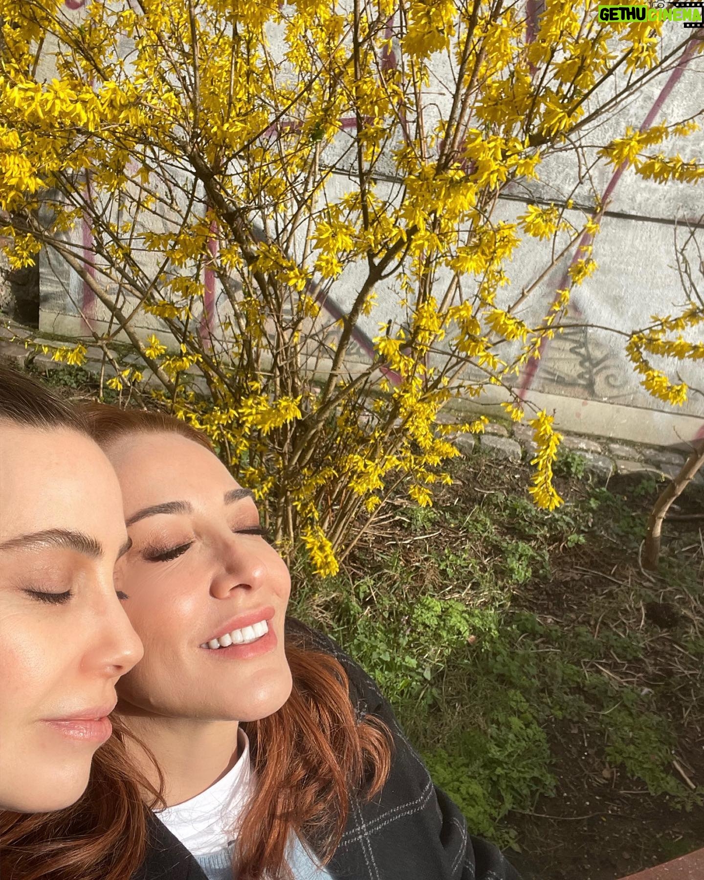 Dolunay Soysert Instagram - “Ben biraz ertesi gün gibiyim,eksiğim,unutkanım,öyleyim…” E.C …ama hep çiçekliyim🌸 #edipcansever #baharkerimoğlu 👩❤️👩