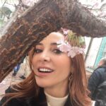 Dolunay Soysert Instagram - “Ben biraz ertesi gün gibiyim,eksiğim,unutkanım,öyleyim…” E.C …ama hep çiçekliyim🌸 #edipcansever #baharkerimoğlu 👩‍❤️‍👩