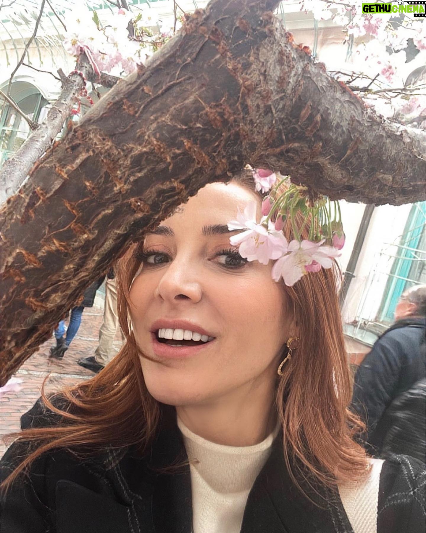 Dolunay Soysert Instagram - “Ben biraz ertesi gün gibiyim,eksiğim,unutkanım,öyleyim…” E.C …ama hep çiçekliyim🌸 #edipcansever #baharkerimoğlu 👩❤️👩