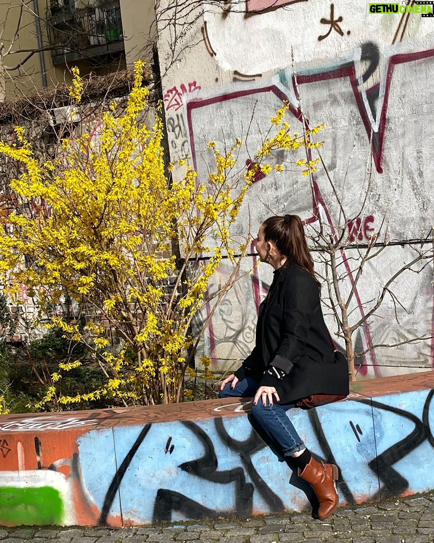 Dolunay Soysert Instagram - “Ben biraz ertesi gün gibiyim,eksiğim,unutkanım,öyleyim…” E.C …ama hep çiçekliyim🌸 #edipcansever #baharkerimoğlu 👩❤️👩