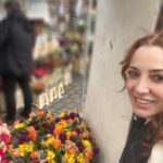 Dolunay Soysert Instagram - “Ben biraz ertesi gün gibiyim,eksiğim,unutkanım,öyleyim…” E.C …ama hep çiçekliyim🌸 #edipcansever #baharkerimoğlu 👩‍❤️‍👩