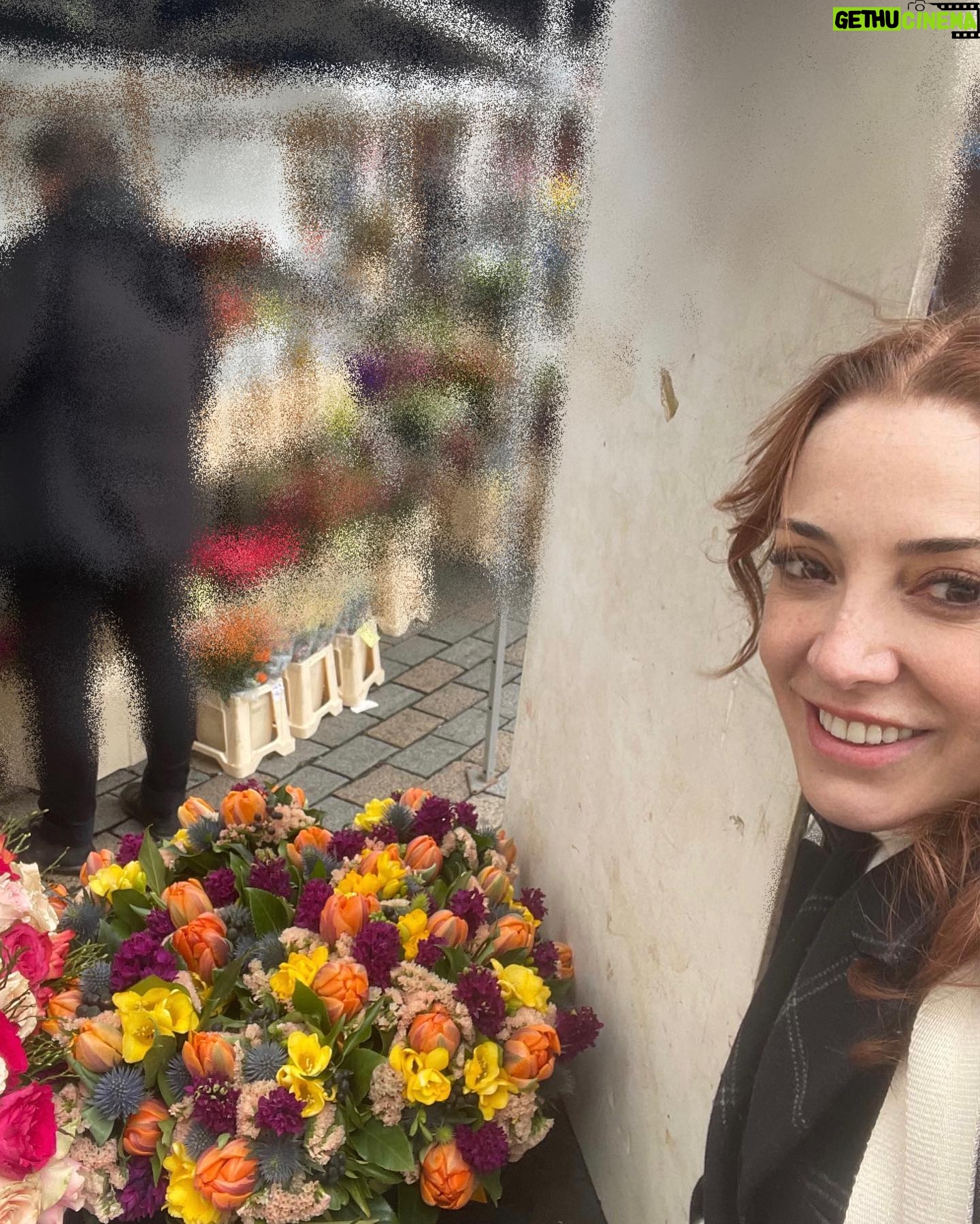 Dolunay Soysert Instagram - “Ben biraz ertesi gün gibiyim,eksiğim,unutkanım,öyleyim…” E.C …ama hep çiçekliyim🌸 #edipcansever #baharkerimoğlu 👩❤️👩