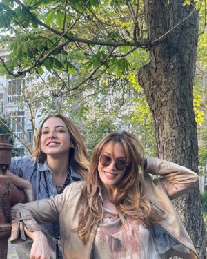 Dolunay Soysert Instagram - Sıfır promilli bahar delirmeleri 🪷🪻🌸🐇#özetgir #Şoförnebahatinmaceraları #dipboyası #otoparklarfotoğrafstüdyosumu #beraberyürüdükbizbuyollarda #vedahaniceleri