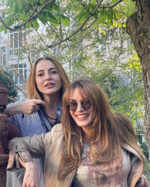 Dolunay Soysert Instagram - Sıfır promilli bahar delirmeleri 🪷🪻🌸🐇#özetgir #Şoförnebahatinmaceraları #dipboyası #otoparklarfotoğrafstüdyosumu #beraberyürüdükbizbuyollarda #vedahaniceleri