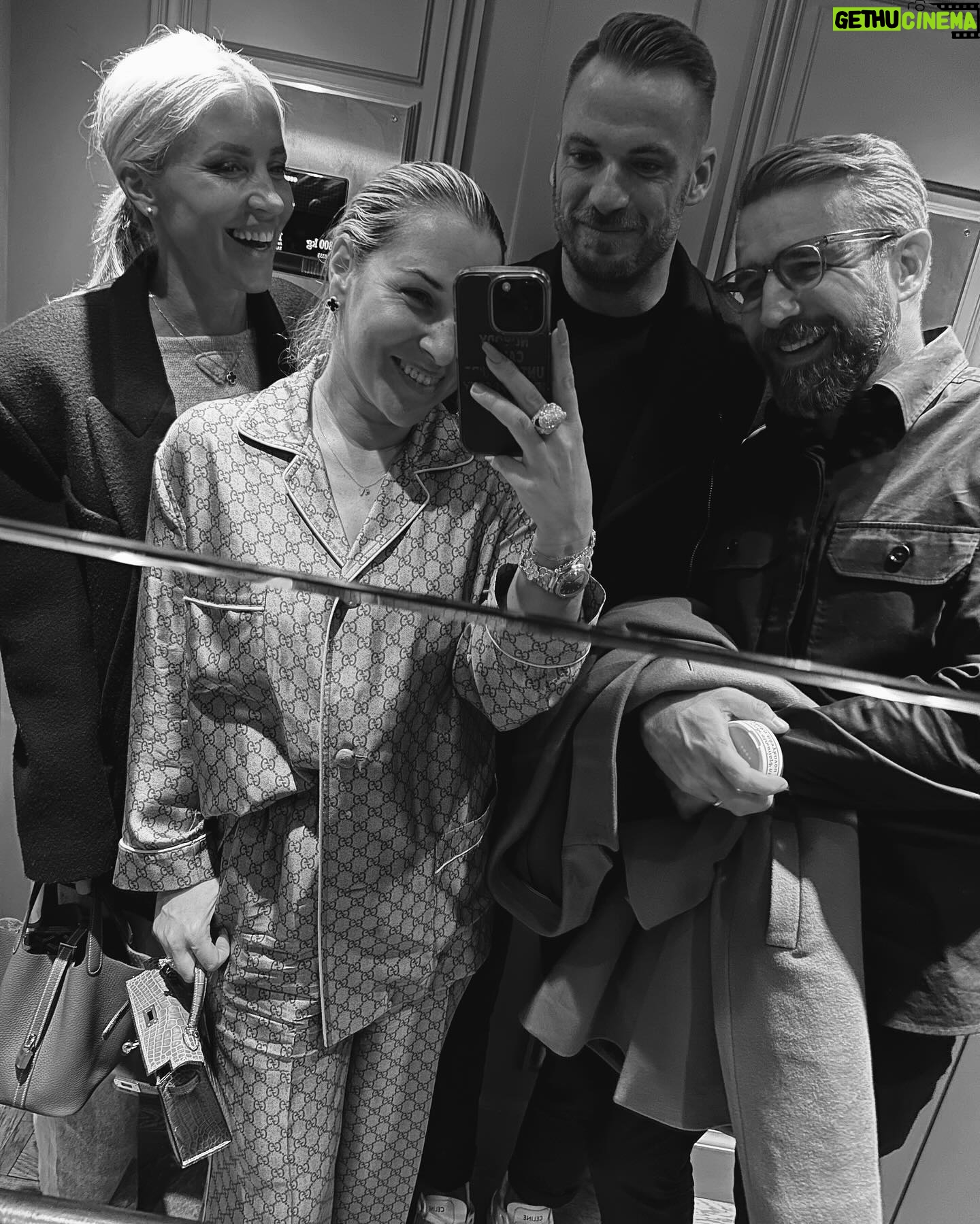 Dominika Cibulková Instagram - They say collect memories not things.. I say - collect BOTH 🤍💥🎈🥰 #happytime #friendstime #paris #parislover