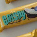 Dominika Cibulková Instagram - Kamosi! Novinka od @biotechusa_slovakia "Crispy" protein bar je extrem MŇAMKA,je to chutny snack mliecno cokoladovej prichute a hlavne je vhodny pre vsetkych,aj vas co cvicite,aj co necvicite,aj pre work out machrov aj pre lenochov 😜 ja som mala vcera trosku inak busy den,obehla som si vsetky beauty procedury ktore my zeny potrebujeme od kadernika,kozmetiky,farbenie obocka no a so sebou som si nabalila moj aktualne najoblubenejsi snack 😎🤤 mala som 2ks-Zuzka mi dovolila iba jeden tak hadajte ci som zjedla aj ten druhy 🫣🤪 v mojich storkach najdete link kde si ich mozete objednat-lebo tato novinka v kamennych obchodoch este neni a mozete vyuzit aj moj kod "DOMI15" 💥💪🏻 #biotechusa #biotechusaambassador #healthy #healthylifestyle #snack #countingcalories